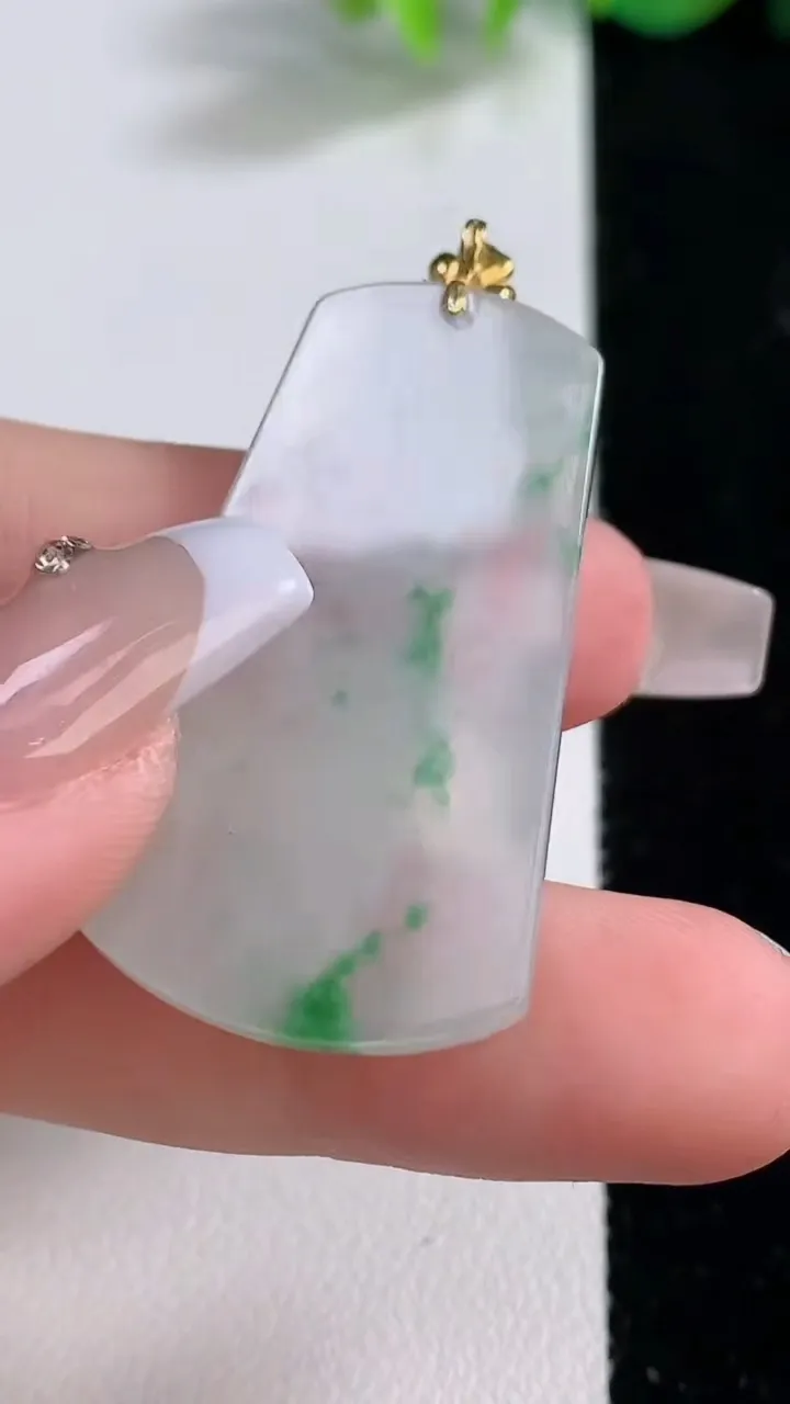 天然A货翡翠种飘花无事牌吊坠，尺寸38.8-21.9-3.3，重量:8.26g
12月10日