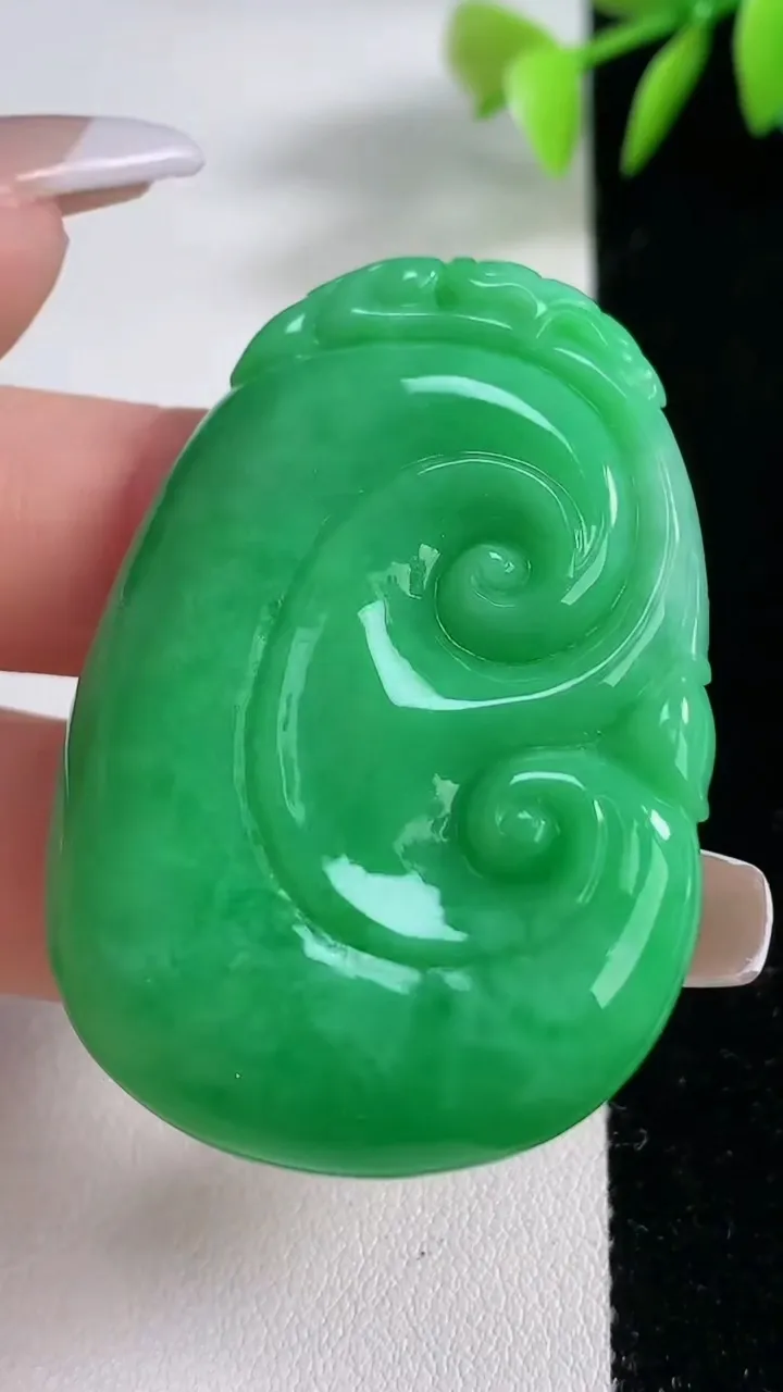 天然A货翡翠如意吊坠，尺寸48.3-33.8-5.6，重量:21.11g
12月10日