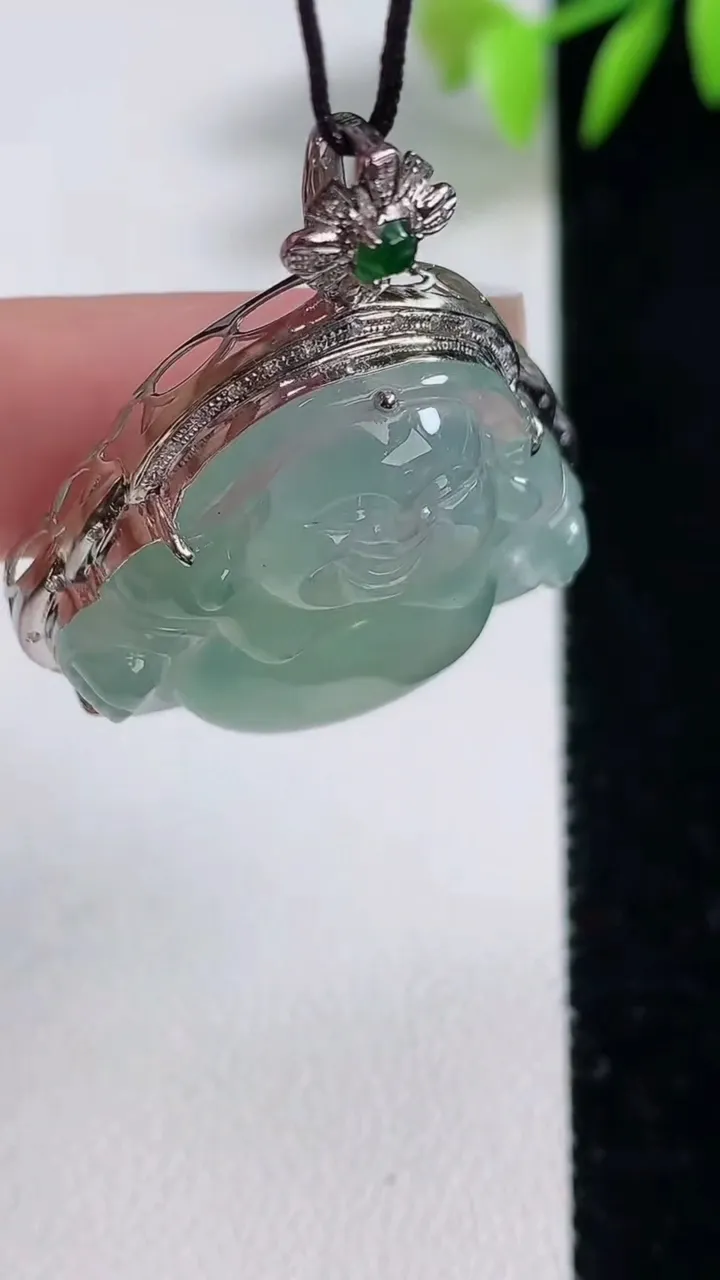 天然A货翡翠种飘花佛公吊坠，尺寸38.7-31-10.4，裸石25.6-28.4重量:9.33g
12月10日