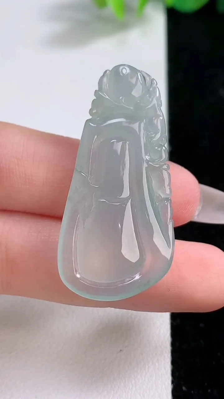 天然A货翡翠福瓜吊坠，尺寸42-20.4-7，重量:8.91g
12月10日