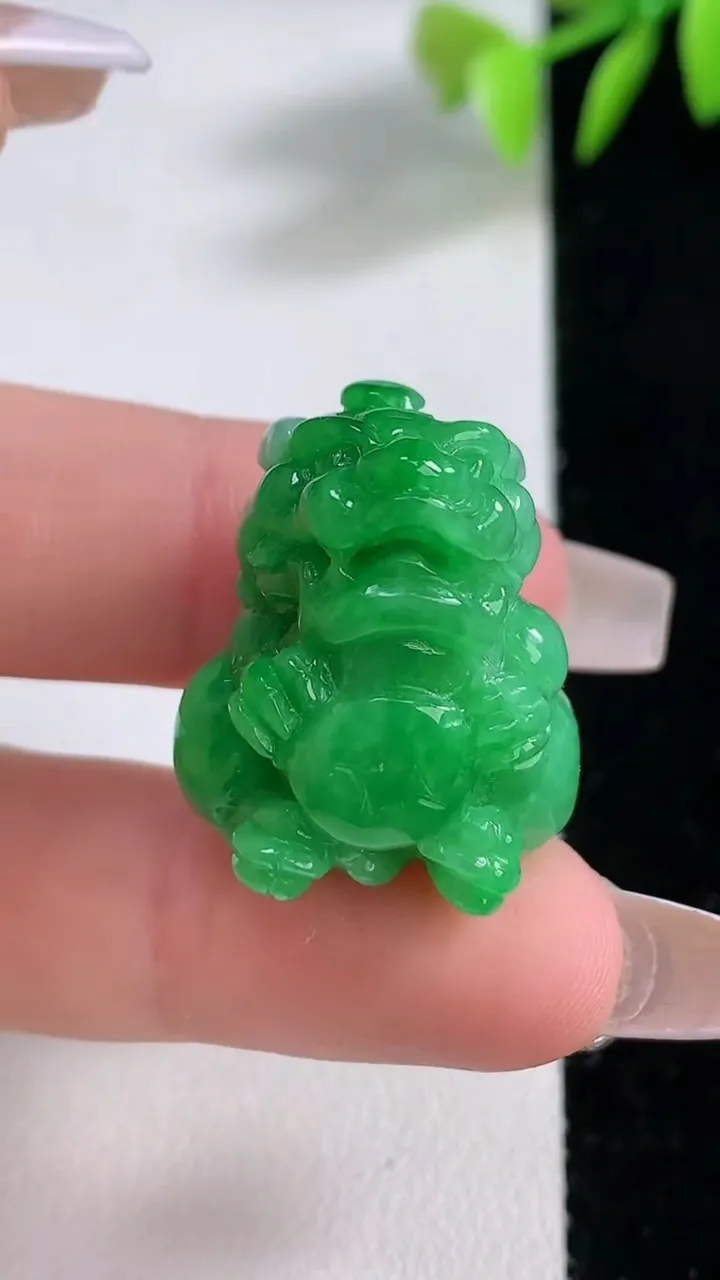 天然A货翡翠貔貅吊坠，尺寸24.2-21-19，重量:18.54g
12月10日