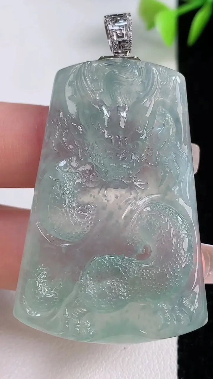 天然A货翡翠龙牌吊坠，尺寸50.4-34-5.6，重量:22.30g
12月10日