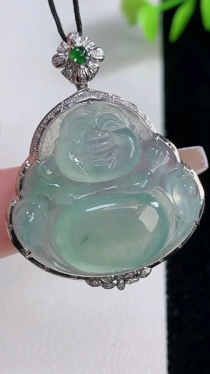 天然A货翡翠种飘花佛公吊坠，尺寸38.7-31-10.4，裸石25.6-28.4重量:9.33g
12月10日