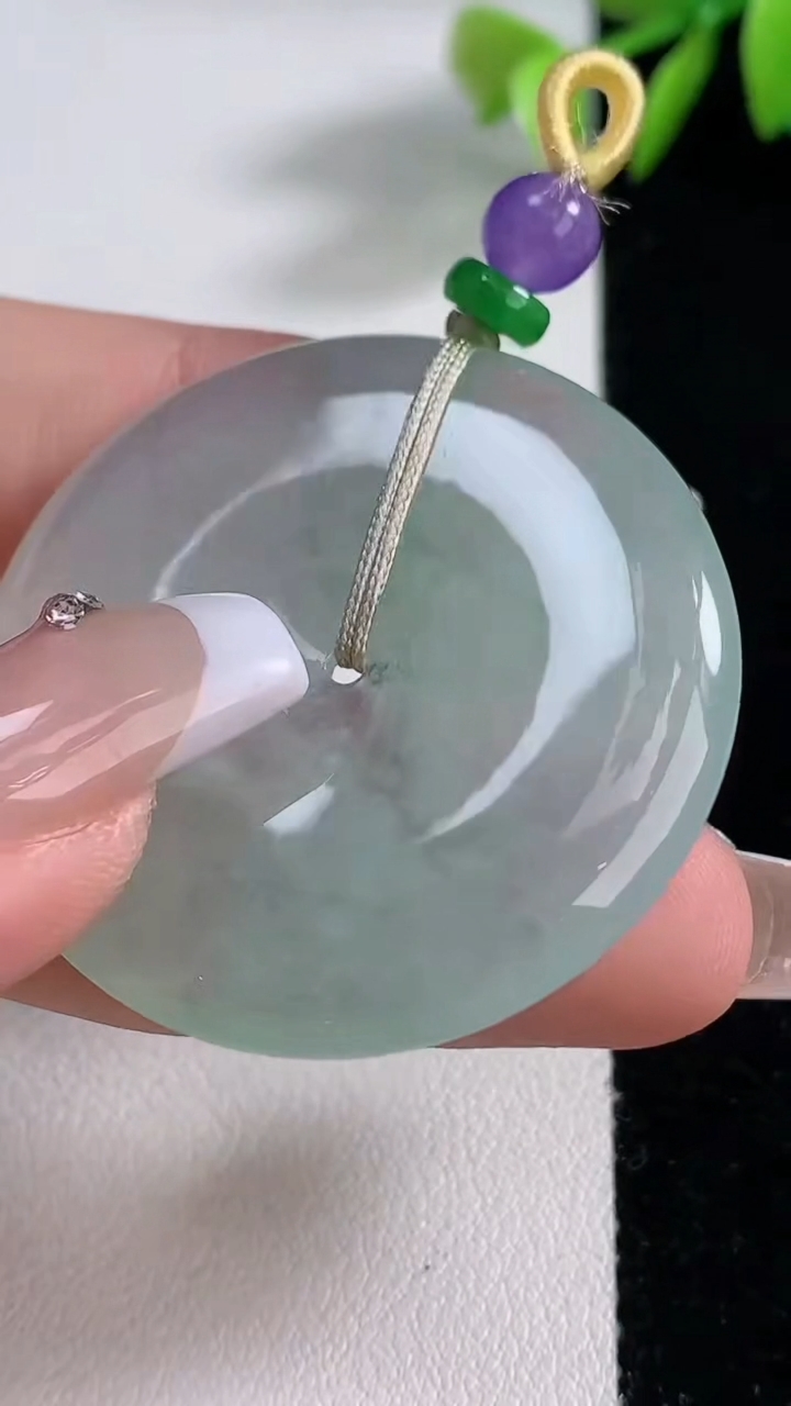 天然A货翡翠平安扣吊坠，尺寸38.7-5.5，重量:19.4g
12月10日