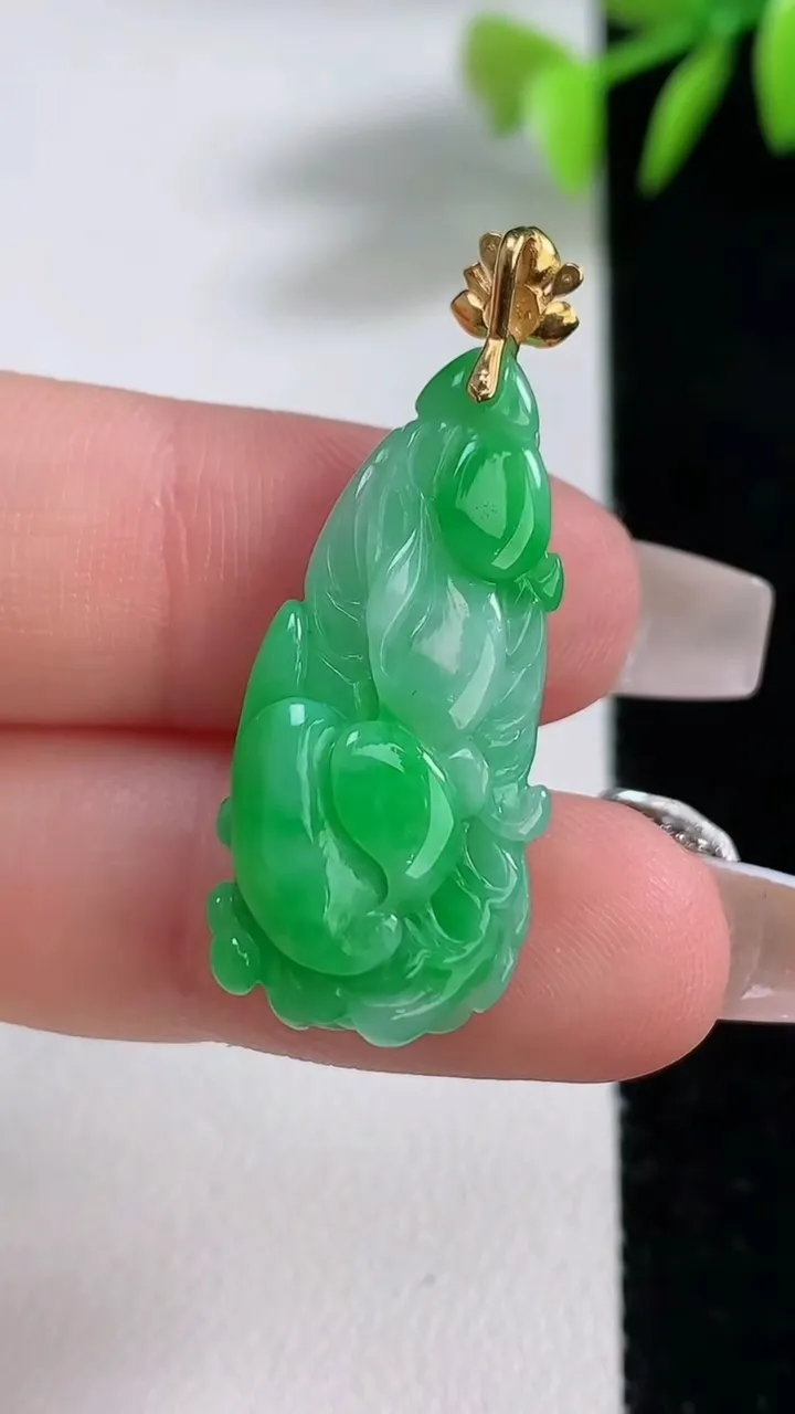 天然A货翡翠白菜吊坠，尺寸29.6-13.5-9.2，重量:4.83g
12月10日