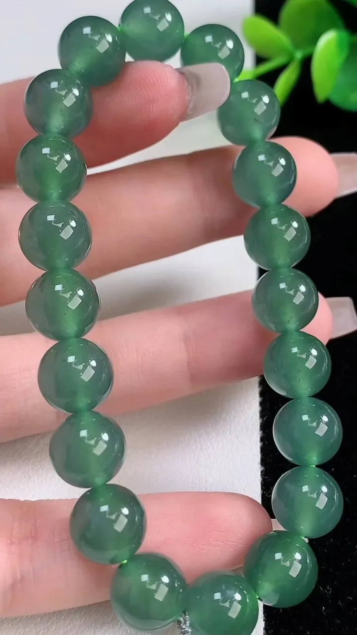 天然A货翡翠圆珠手串，尺寸9.6-20颗，重量:32.98g12月10日
工厂直销收藏佳品,种好水足