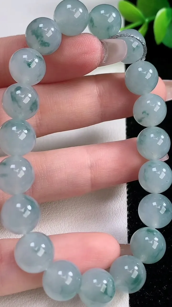 天然A货翡翠种飘花圆珠手串，尺寸9.8-19颗，重量:33.11g12月10日
工厂直销收藏佳品,种好水足，色泽均匀，有种有色，上手高大气！