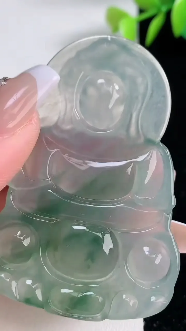 天然A货翡翠种飘花观音菩萨吊坠，尺寸59.2-40-5.6，重量:22.96g
12月10日