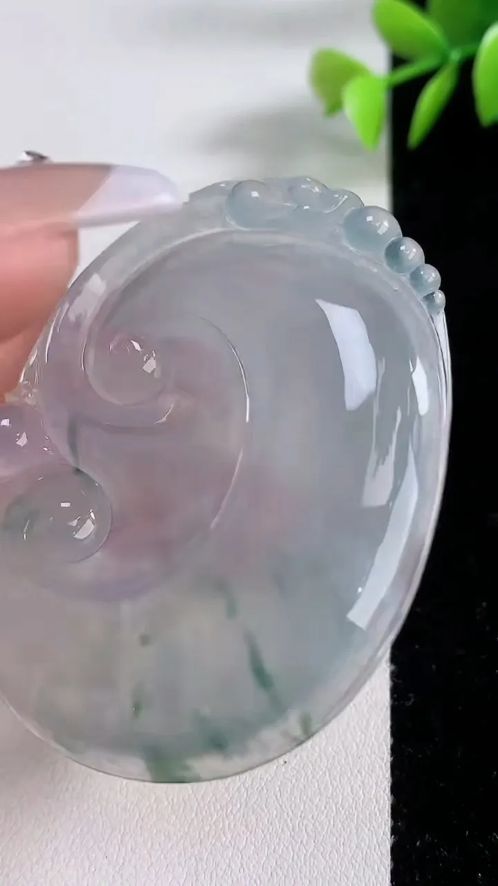 天然A货翡翠种飘花如意吊坠，尺寸55.2-43.6-5.7，重量:26.59g
12月10日