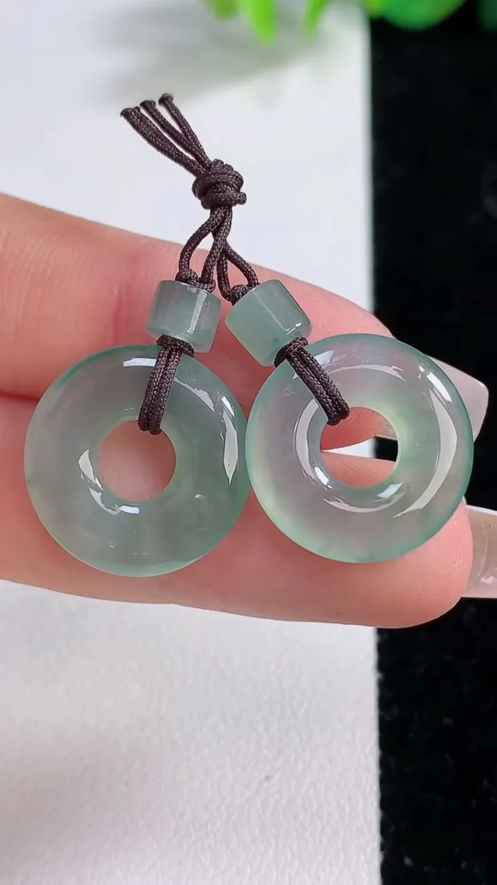 天然A货翡翠平安环吊坠一对，尺寸17-3.4，重量:5.25g
12月10日