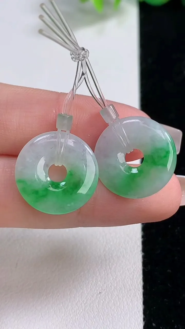 天然A货翡翠平安环吊坠一对，尺寸17-2.3，重量:3.93g
12月10日