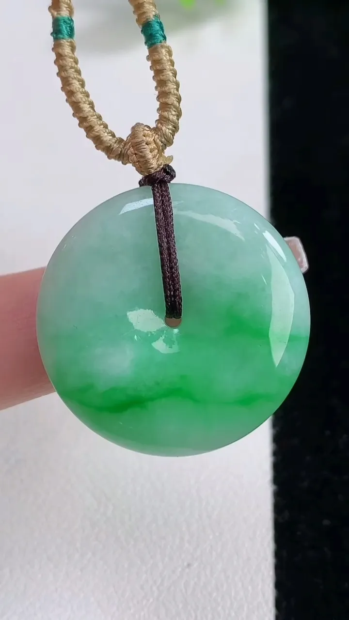 天然A货翡翠平安扣吊坠，尺寸27.4-5.4，重量:10.66g
12月10日