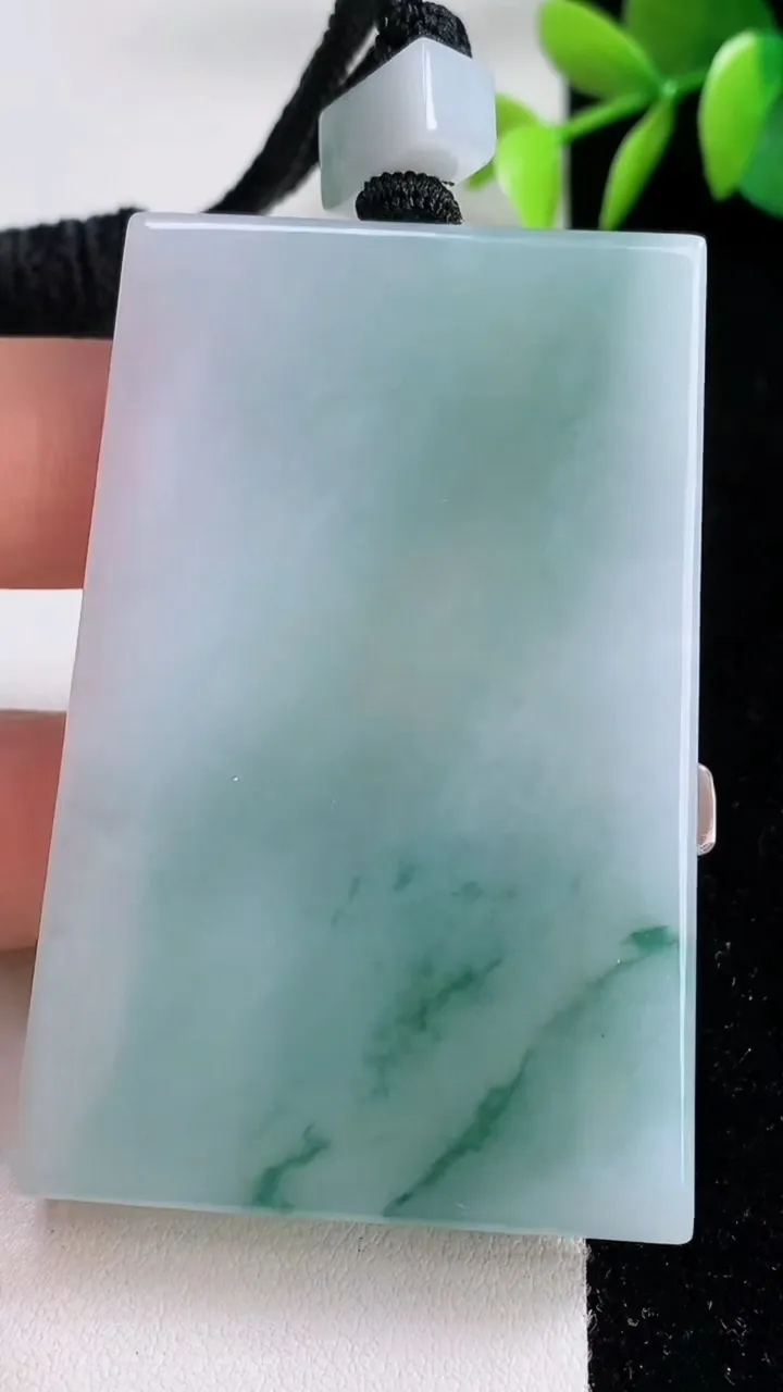 天然A货翡翠飘花无事牌吊坠，尺寸60.7-39.6-6.2，重量:54.00g
12月10日