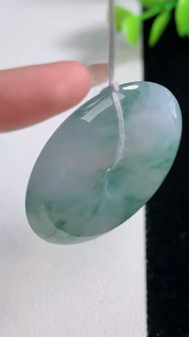 天然A货翡翠冰种飘花平安扣吊坠，尺寸33.2-6，重量:15.14g
12月10日