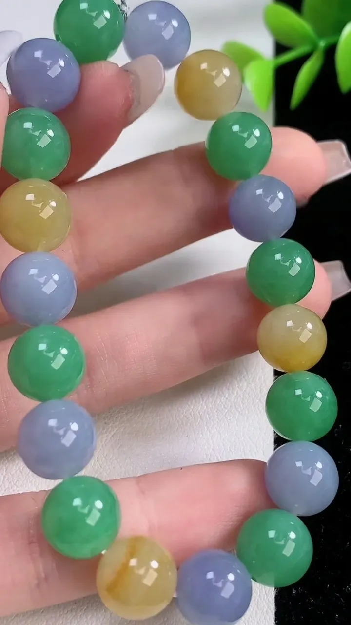 天然A货翡翠三彩圆珠手串，尺寸9.7-19颗，重量:33.09g12月10日
工厂直销收藏佳品,种好水足，色泽均匀，有种有色，上手高大气！