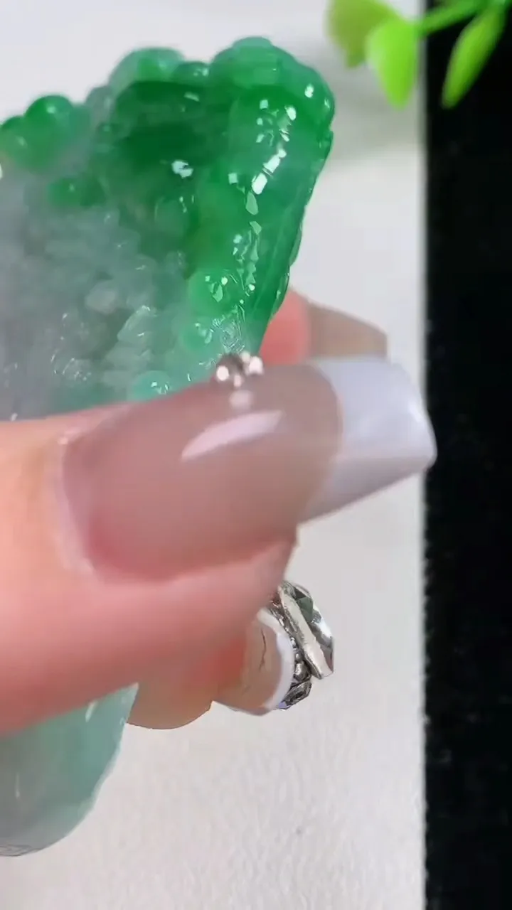 天然A货翡翠山水牌吊坠，尺寸64.5-40.8-11.5，重量:66.02g
12月10日