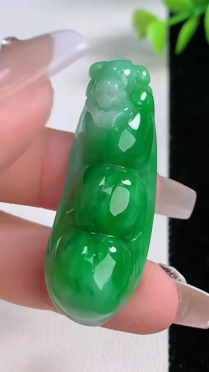 天然A货翡翠福豆吊坠，尺寸46-17.7-10.4，重量:16.33g
12月10日