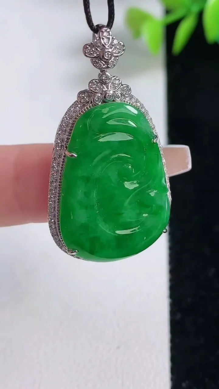 天然A货翡翠如意吊坠，尺寸37.8-20.2-6，裸石25.8-17.5重量:5.10g
12月10