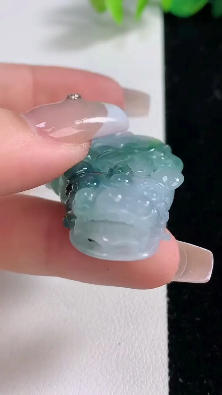 天然A货翡翠冰种飘花貔貅吊坠，尺寸42-23.2-11.2，重量:25.34g
12月10日