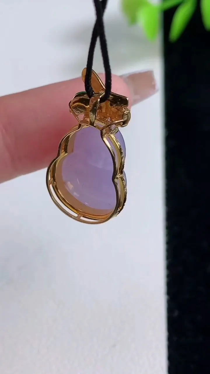 天然A货翡翠18K金紫罗兰葫芦吊坠，尺寸23-12.8-7.7，裸石15.6-10.8重量:2.85g
12月10日