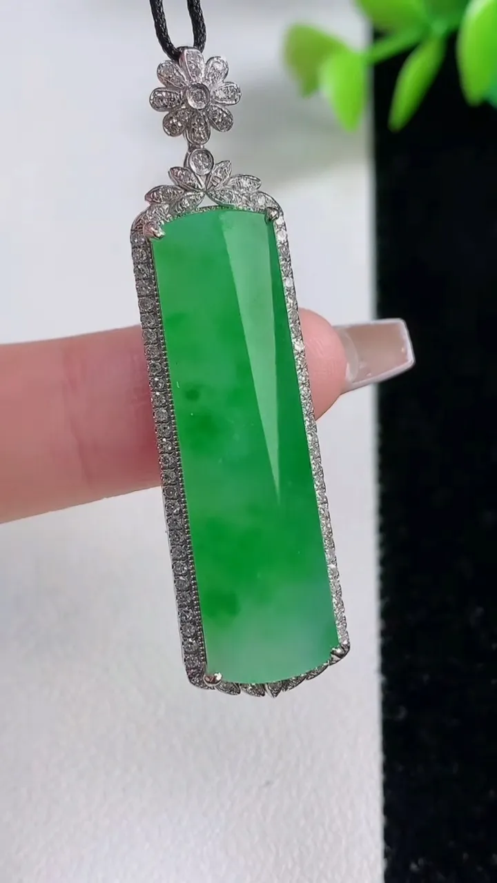 天然A货翡翠无事牌吊坠，尺寸47-12.6-5.9，裸石34.8-10.4重量:5.96g
12月1