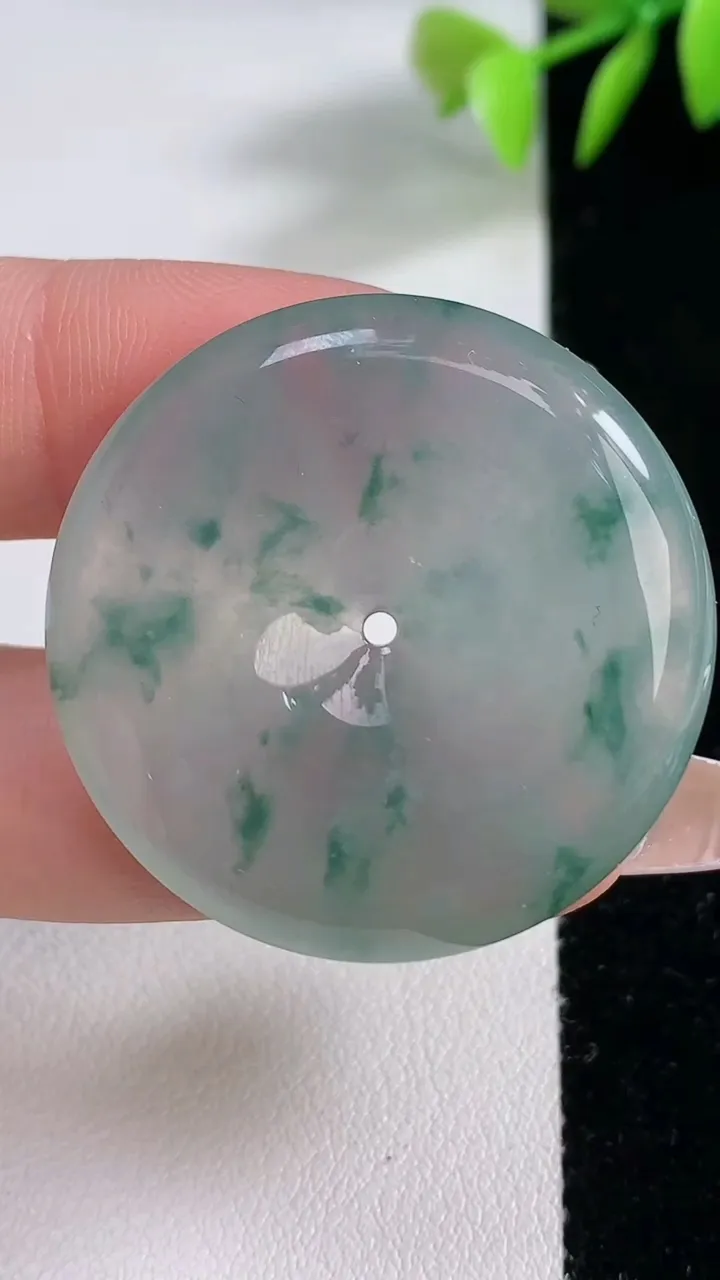 天然A货翡翠种飘花平安扣吊坠，尺寸34.7-6.3，重量:17.59g
12月10日