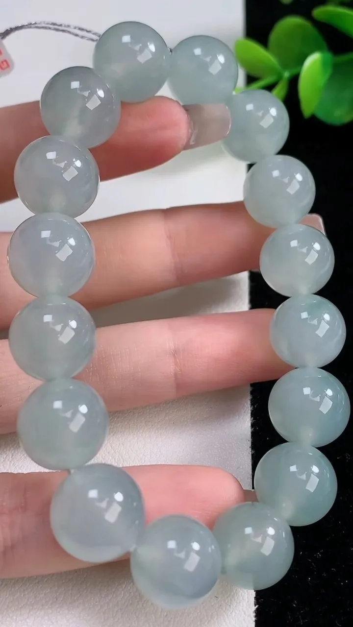 天然A货翡翠种白冰圆珠手串，尺寸12.8-16颗，重量:56.47g12月10日
工厂直销收藏佳品,种好水足，色泽均匀，有种有色，上手高大气！