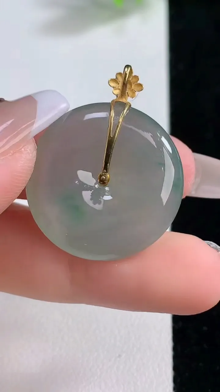 天然A货翡翠平安扣吊坠，尺寸25.3-5.2，重量:7.28g
12月10日