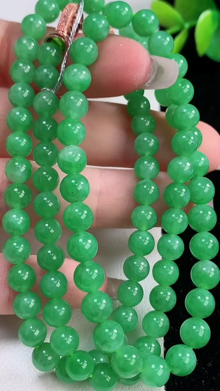 天然A货翡翠圆珠项链，尺寸5.4-91颗，重量:38.37g12月10日
工厂直销收藏佳品,种好水足，色泽均匀，有种有色，上手高大气！