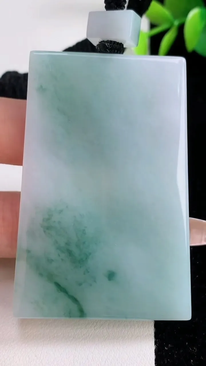 天然A货翡翠飘花无事牌吊坠，尺寸60.7-39.6-6.2，重量:54.00g
12月10日