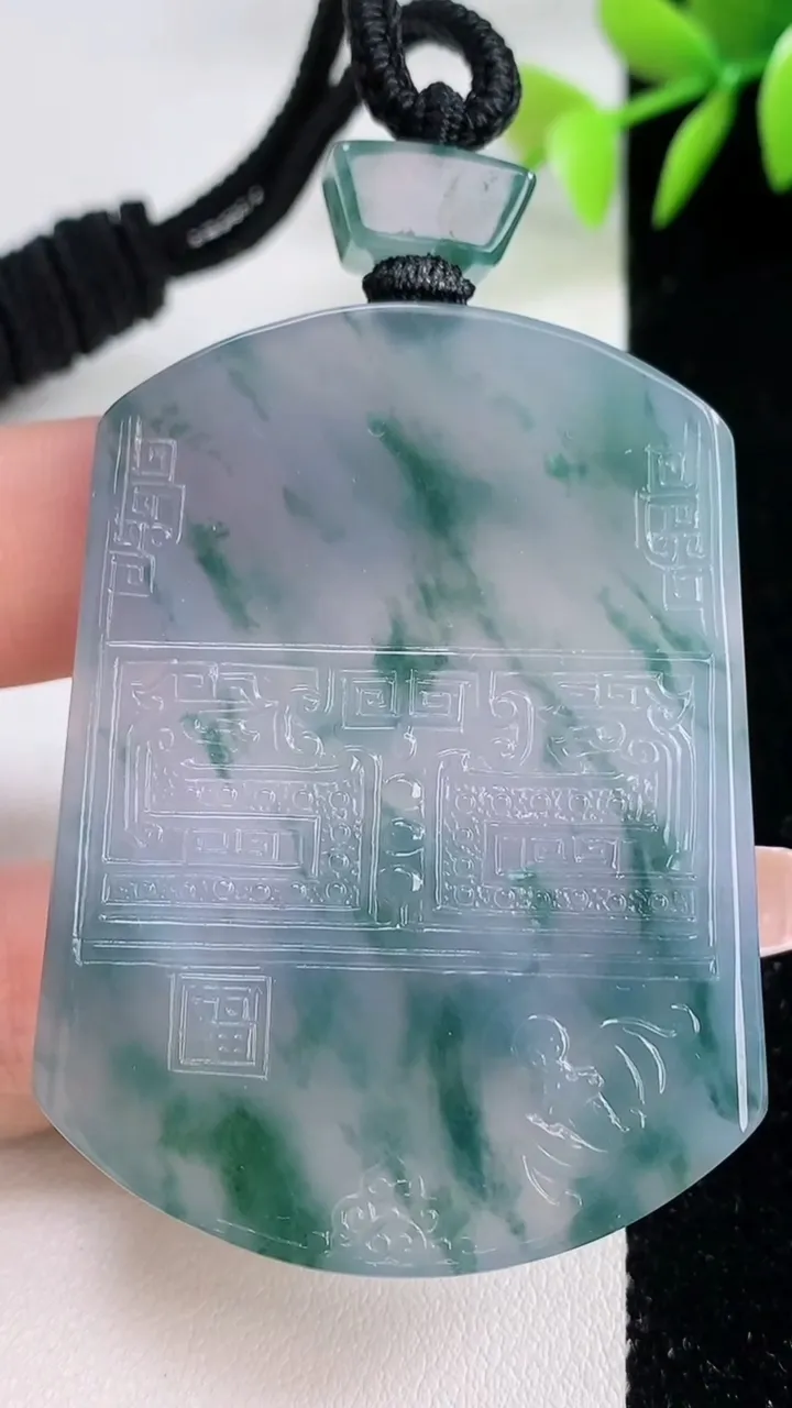 天然A货翡翠种飘花仿古无事牌吊坠，尺寸54.8-40.5-5.6，重量:40.91g
12月10日