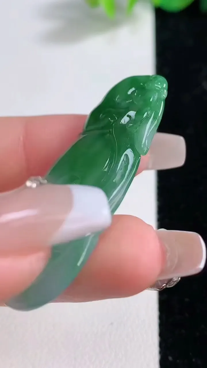 天然A货翡翠如意吊坠，尺寸46.8-20-3.6，重量:7.23g
12月10日