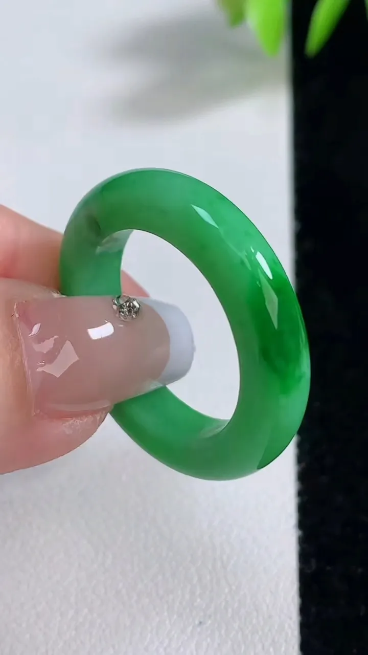 天然A货翡翠指环戒指，尺寸20.8-5.2-4.3，重量:6.35g2025年12月10日
工厂直销收藏佳品,种好水足，色泽均匀，有种有色，上手高大气！