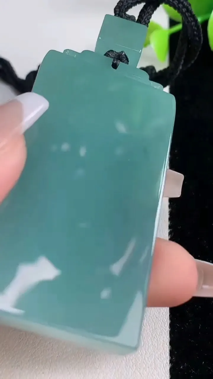 天然A货翡翠无事牌吊坠，尺寸61.2-31.2-8，重量:56.48g
12月10日