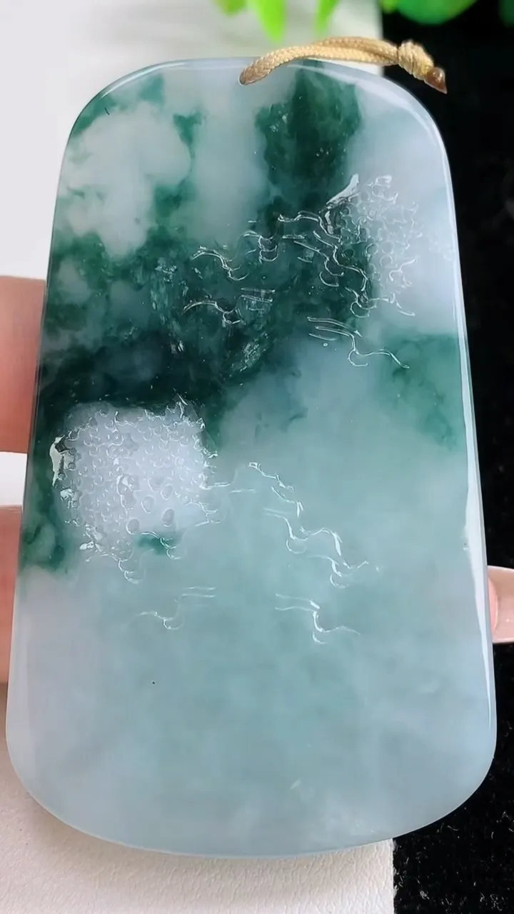 天然A货翡翠牌吊坠，尺寸69.2-41-5.8，重量:42.67g
12月10日