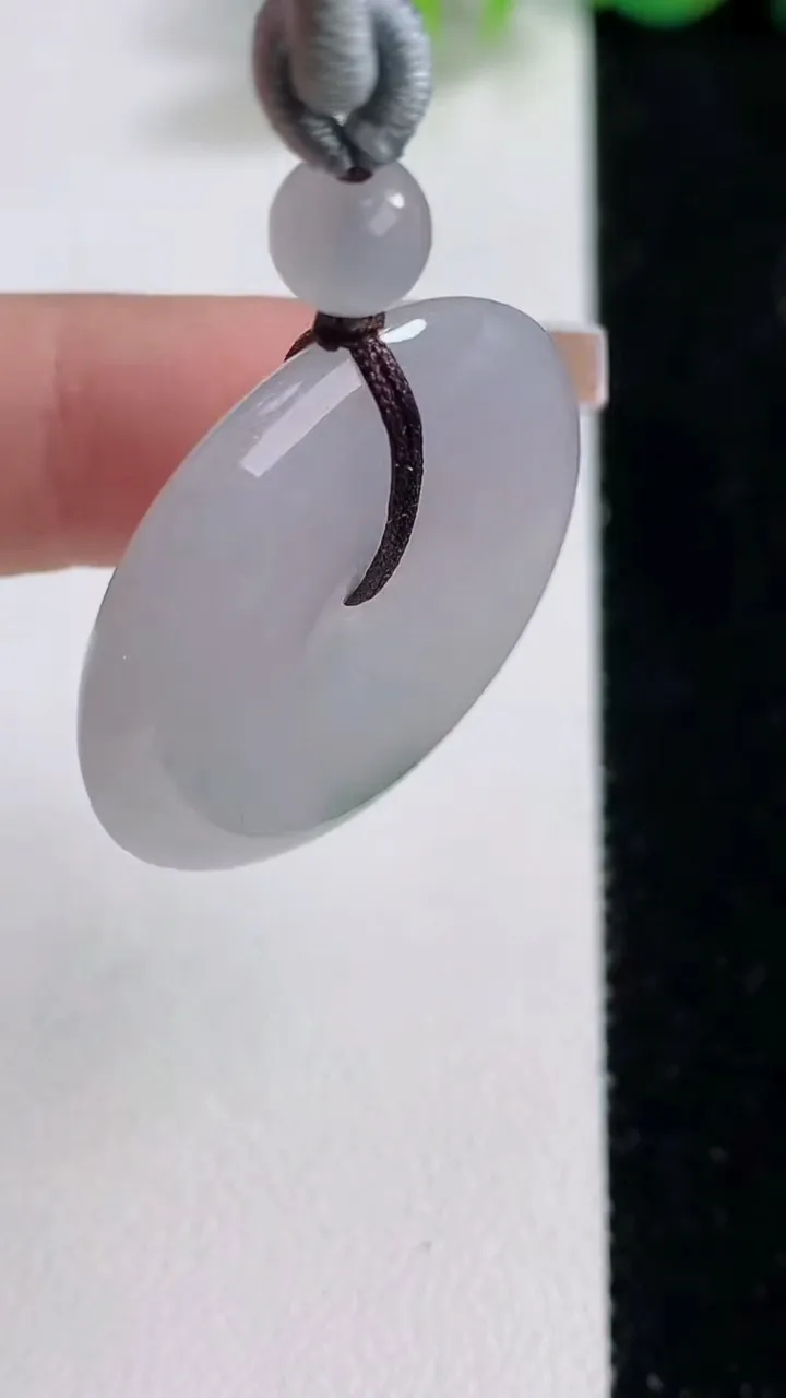 天然A货翡翠冰种飘花平安扣吊坠，尺寸29.5-6，重量:15.26g
12月10日