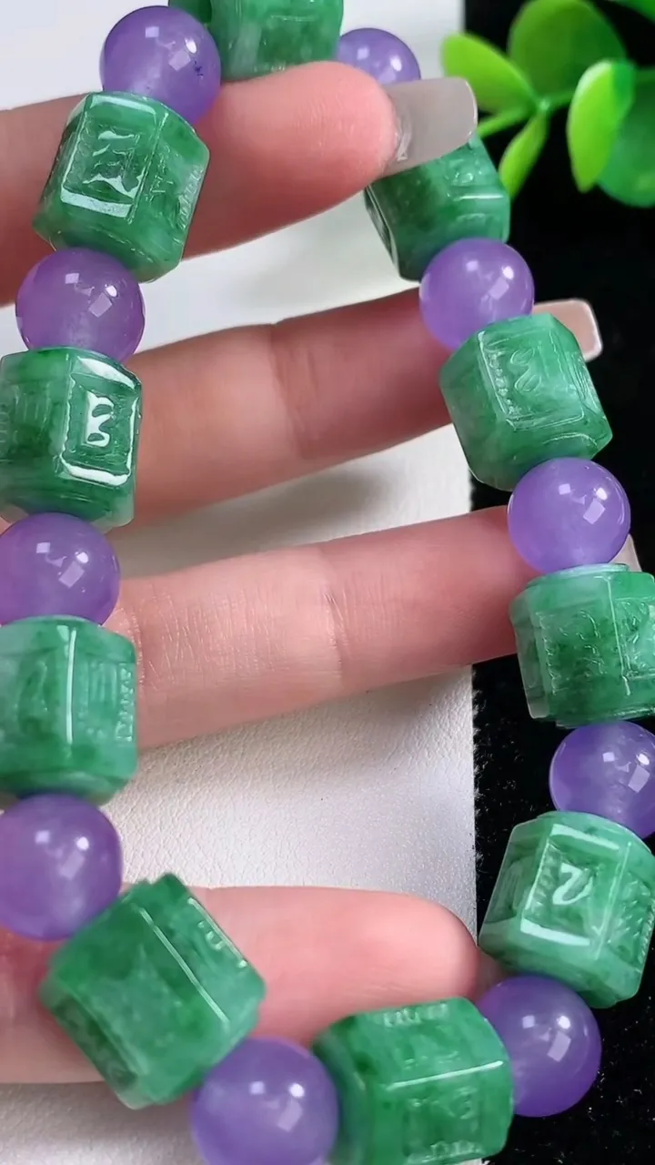 天然A货翡翠路路通手串，尺寸12.3-10.6-10颗，重量:50.00g12月10日
工厂直销收藏佳品,种好水足，色泽均匀，有种有色，上手高大气！