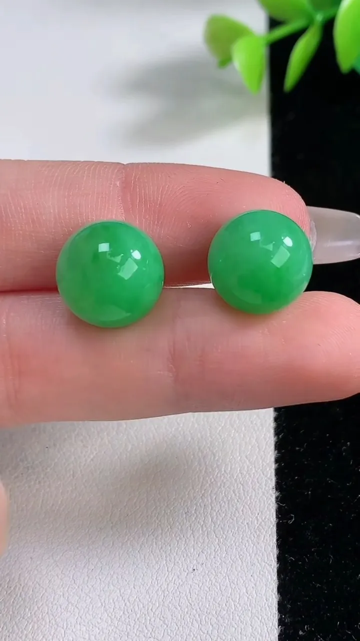 天然A货翡翠圆珠镶嵌件一对，尺寸11.4，重量:8.63g12月10日
工厂直销收藏佳品,种好水足，色泽均匀，有种有色，上手高大气！