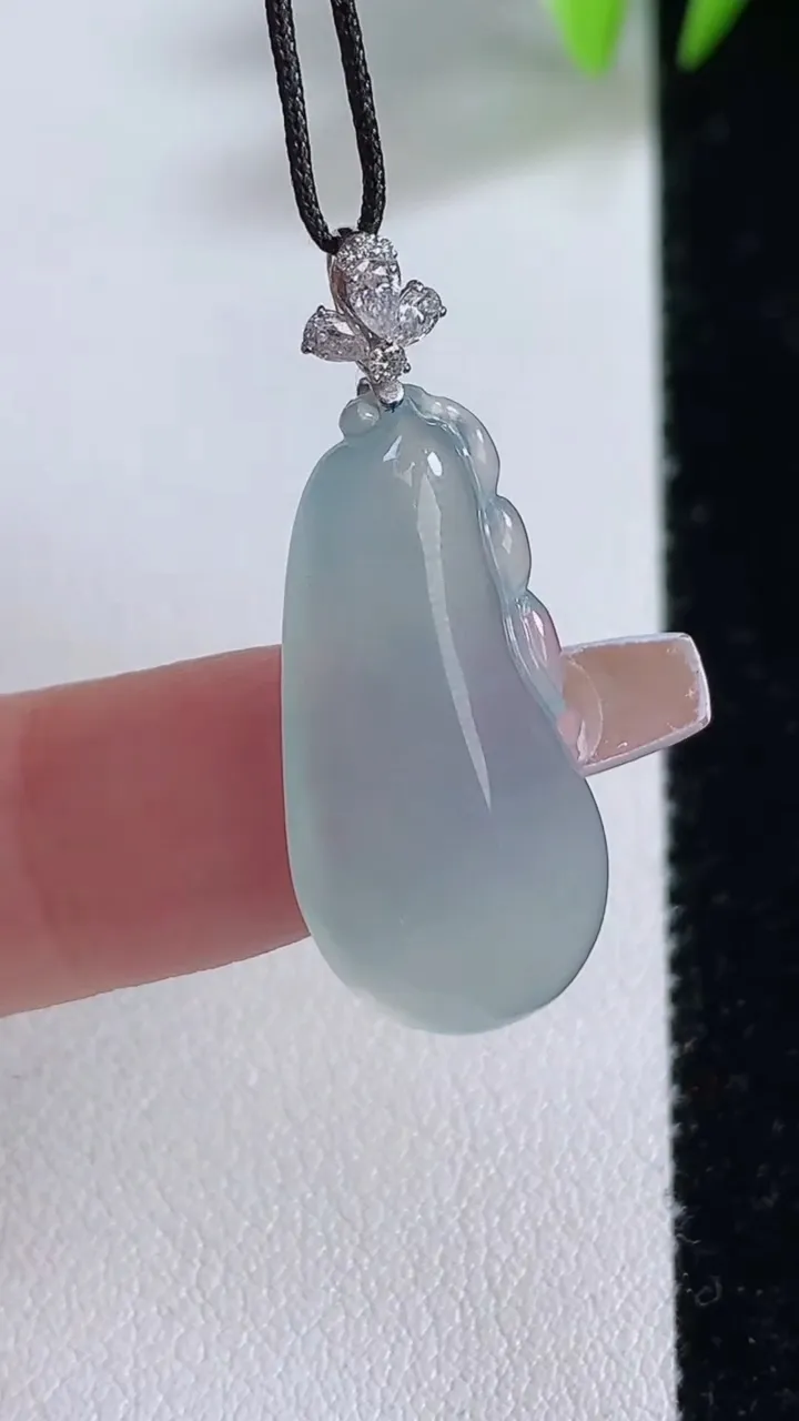 天然A货翡翠福瓜吊坠，尺寸26.6-12.6-5.4，重量:3.43g
12月10日