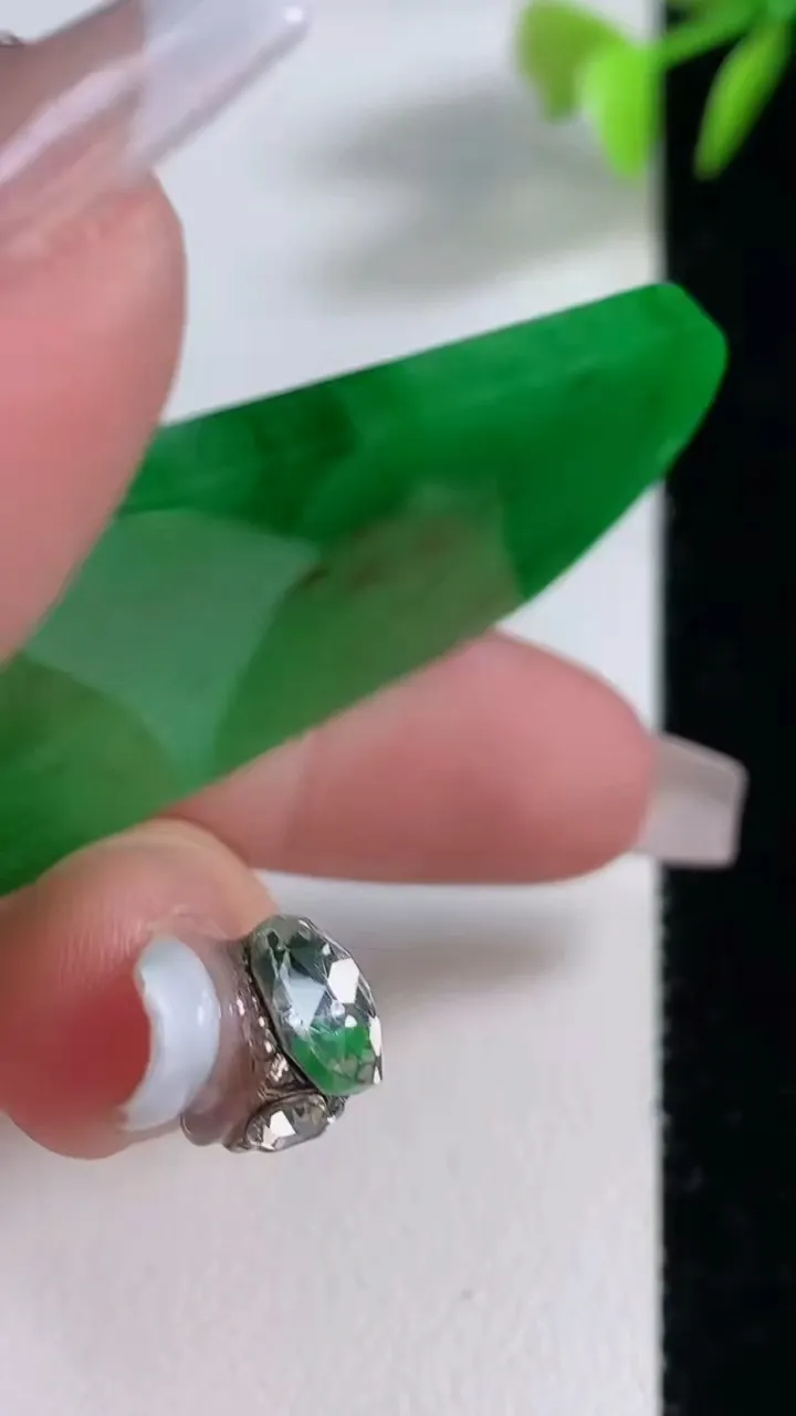 天然A货翡翠无事牌吊坠，尺寸46.3-31.5-2.8，重量:12.21g
12月10日