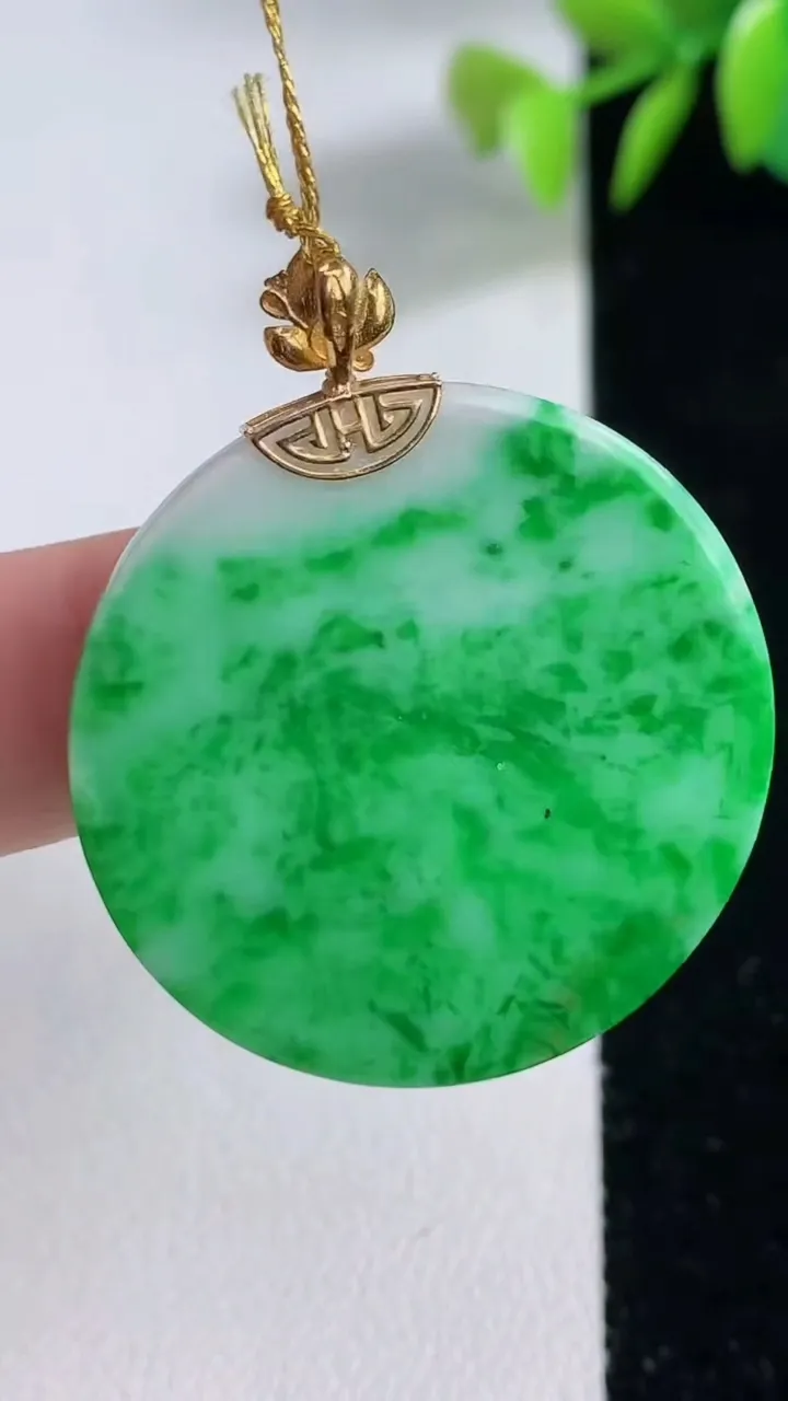 天然A货翡翠无事牌吊坠，尺寸31.3-2，重量:5.69g
12月10日