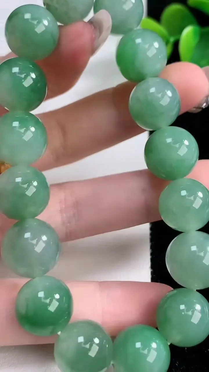 天然A货翡翠圆珠手串，尺寸13-16颗，重量:62.43g12月10日
工厂直销收藏佳品,种好水足，色泽均匀，有种有色，上手高大气！