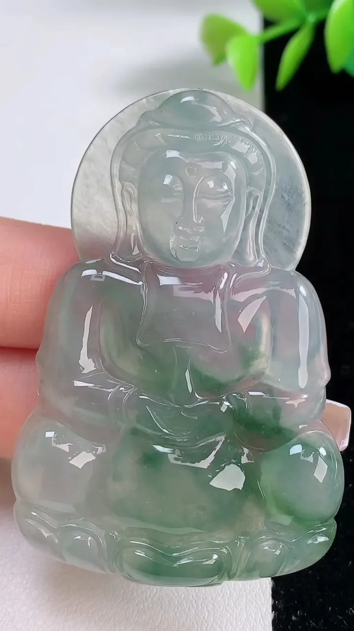 天然A货翡翠种飘花观音菩萨吊坠，尺寸59.2-40-5.6，重量:22.96g
12月10日