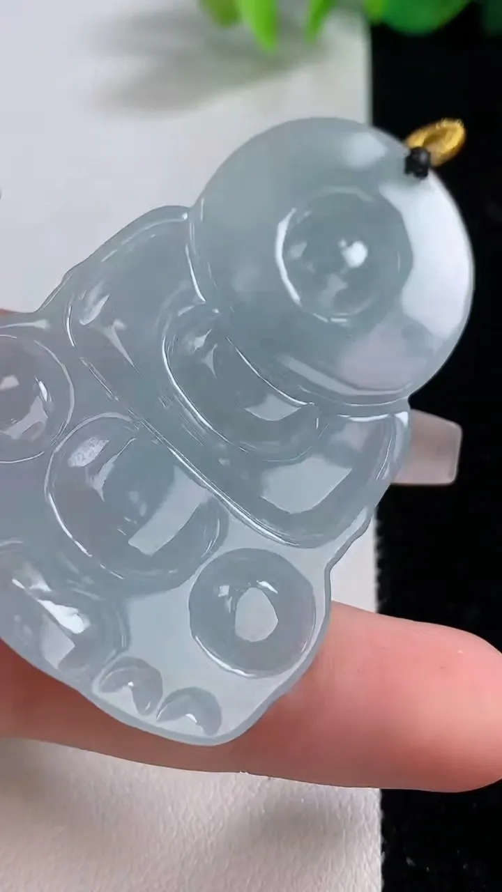 天然A货翡翠观音菩萨吊坠，尺寸592-38-5.3，重量:21.89g
12月10日