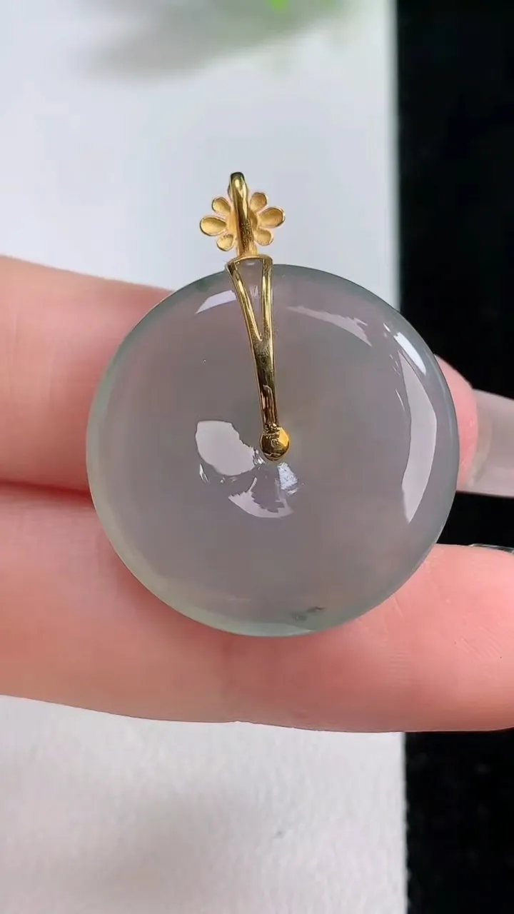 天然A货翡翠种飘花平安扣吊坠，尺寸25-5，重量:6.81g
12月10日