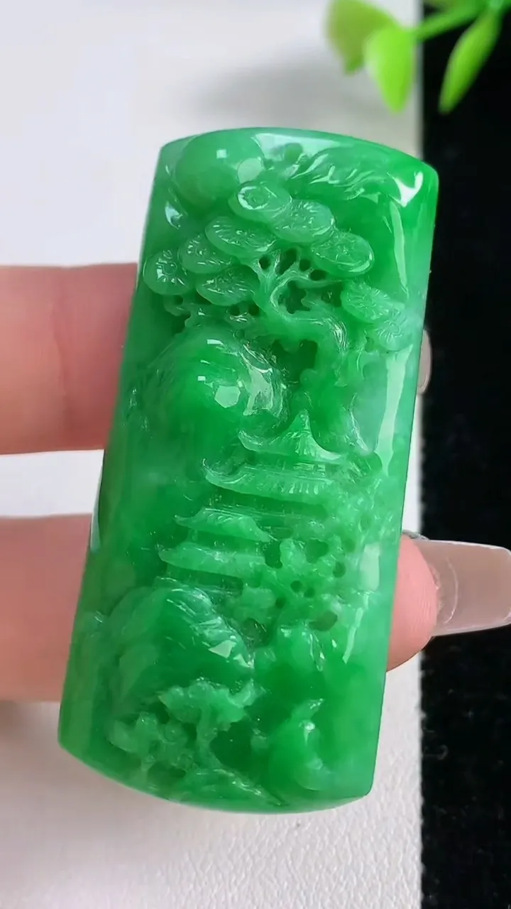 天然A货翡翠山水牌吊坠，尺寸52-24-8.8，重量:22.31g
12月10日