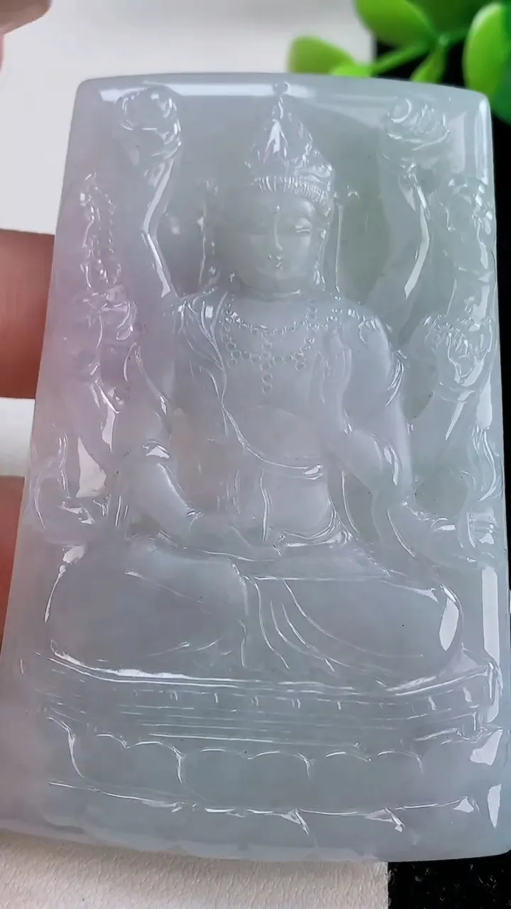 天然A货翡翠紫罗兰千手观音吊坠，尺寸70.7-44.6-5，重量:45.00g
12月10日