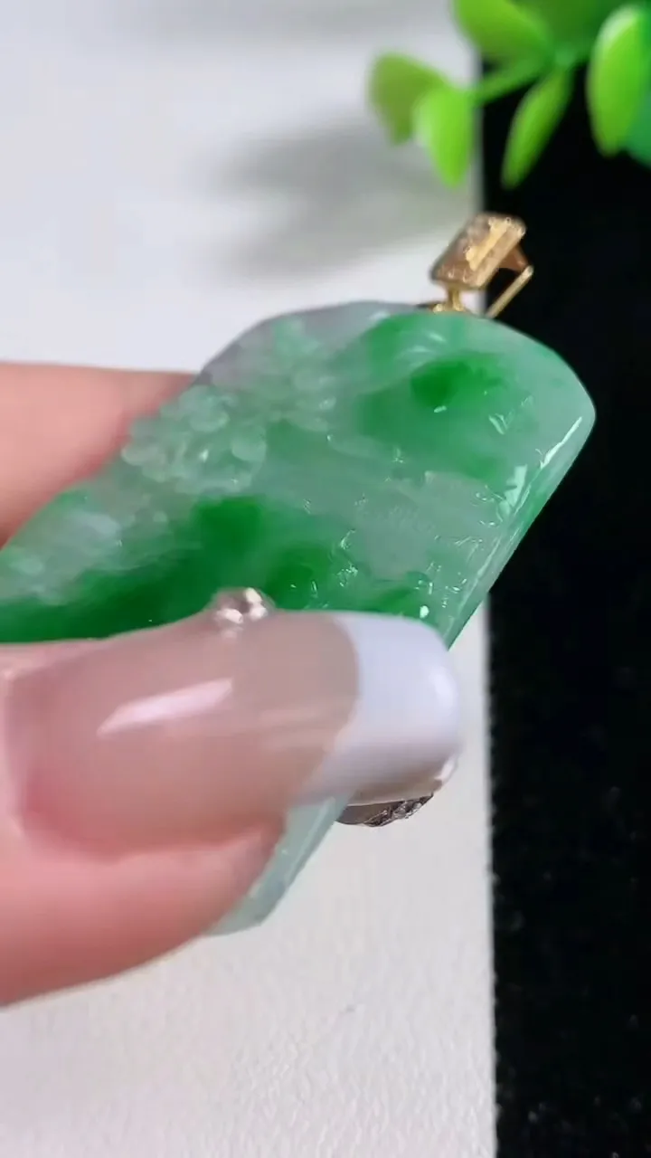 天然A货翡翠山水牌吊坠，尺寸48.4-34-4.2，重量:17.09g
12月10日