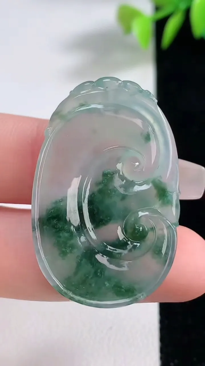 天然A货翡翠冰种飘花如意吊坠，尺寸37-23.6-3.4，重量:6.87g
12月10日