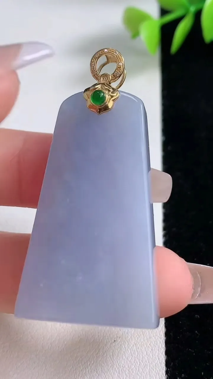 天然A货翡翠18K金紫罗兰无事牌吊坠，尺寸41.6-24.6-7.7，重量:22.33g
12月10